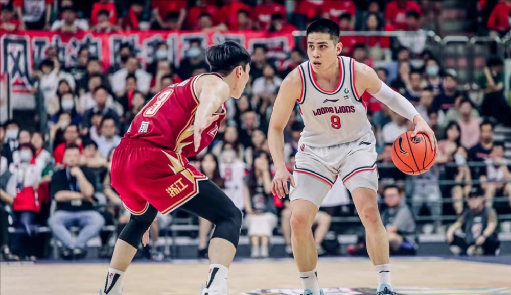 队长面临合同续签,豪门全力留住核心 队长面临合同续签,豪门全力留住核心