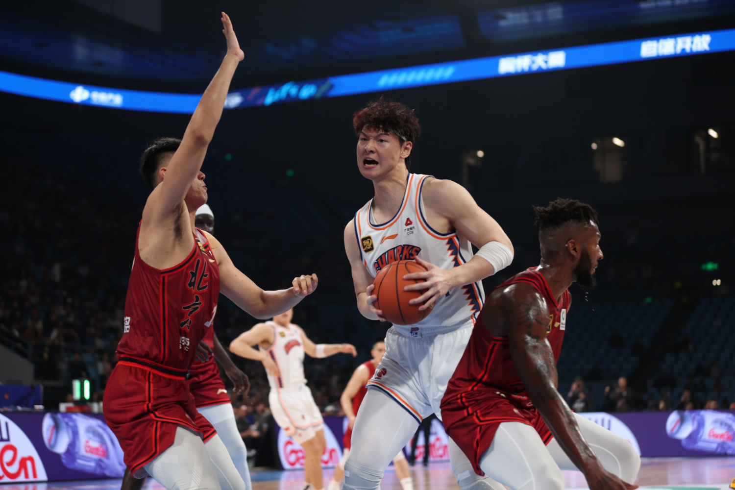 关于上海队员迎来突破，团队合作默契的信息