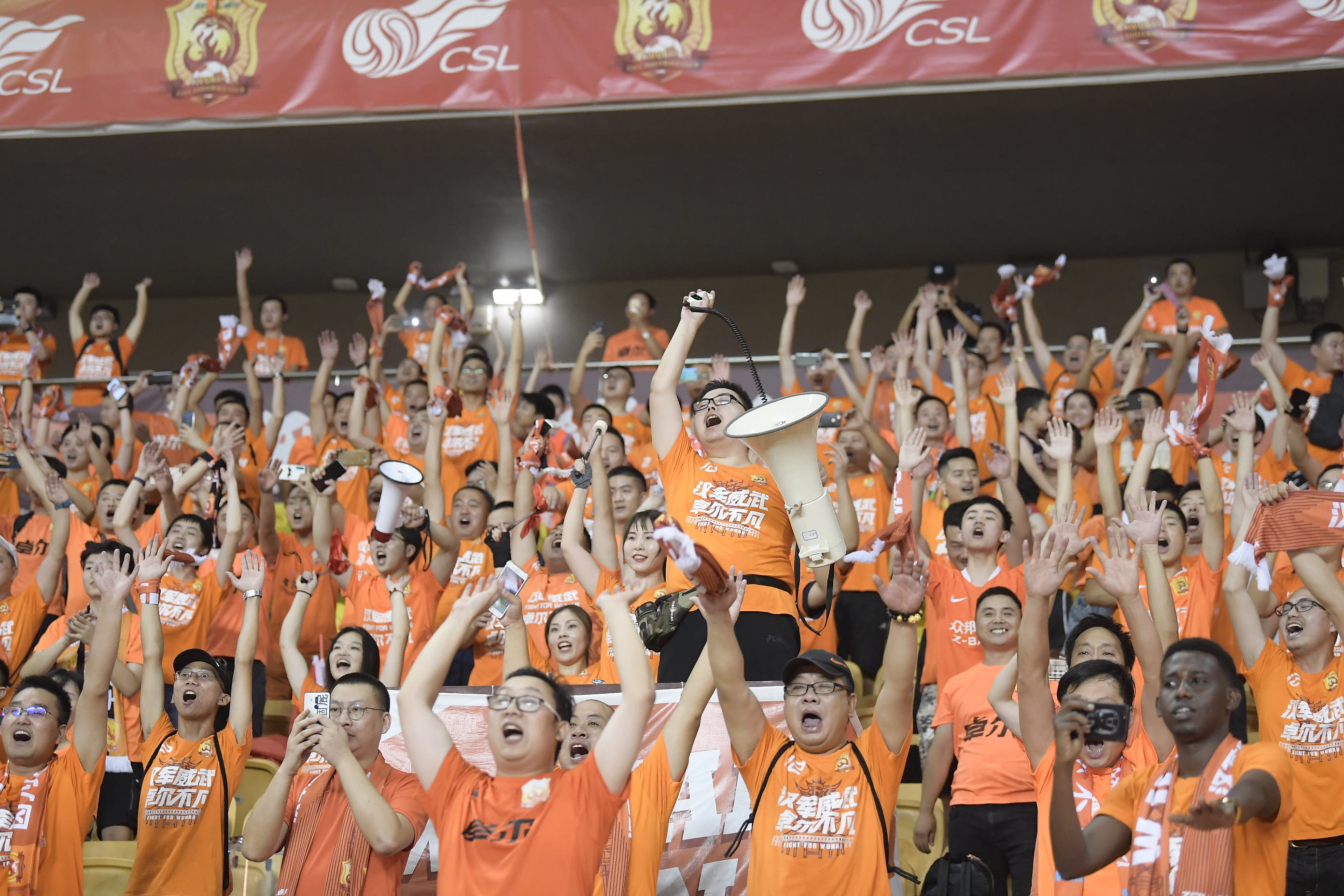 精彩比赛中球队表现引起疯狂欢呼 精彩比赛中球队表现引起疯狂欢呼