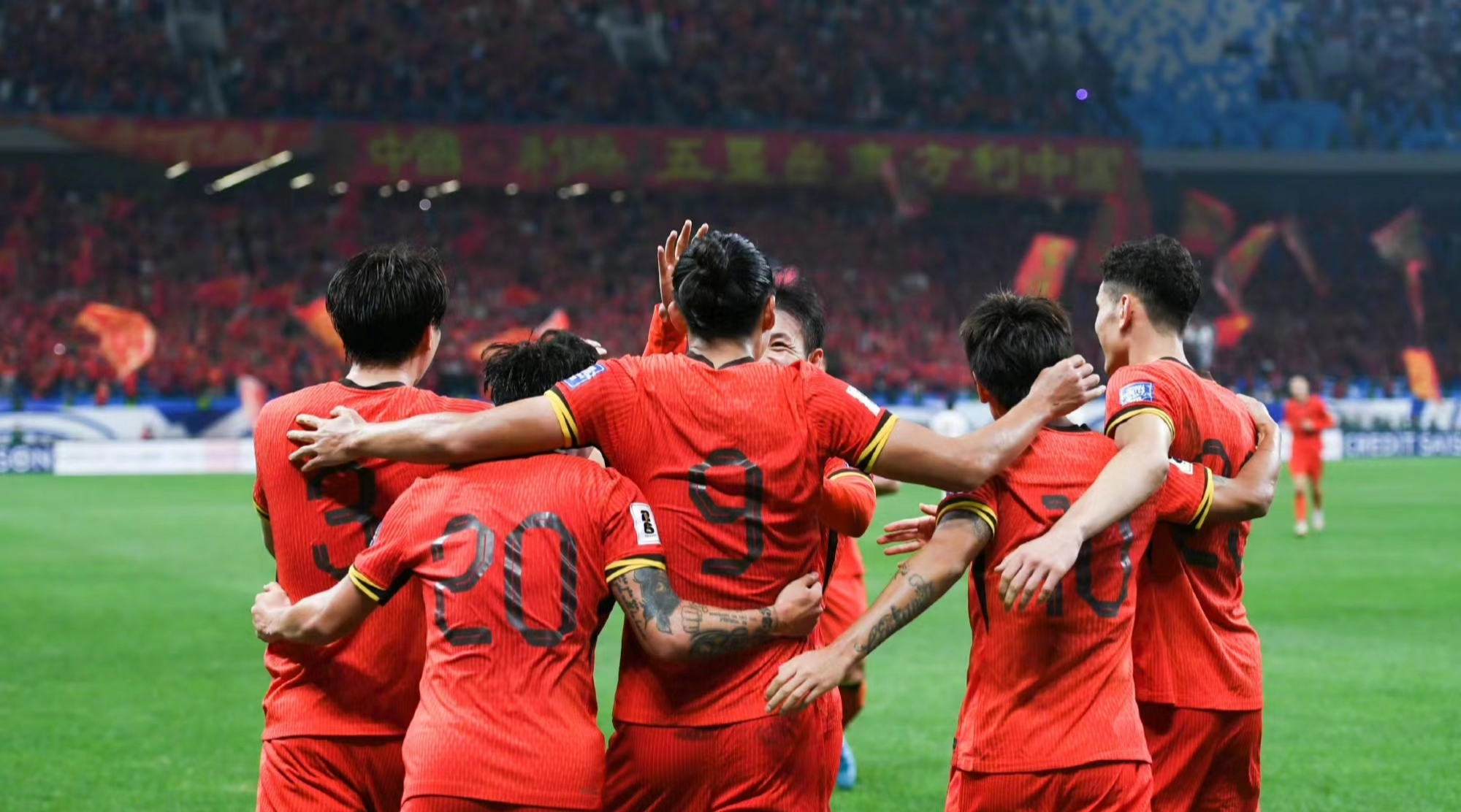 米兰体育官网app-足球比赛掀起观战热潮,球员斗志昂扬欢歌