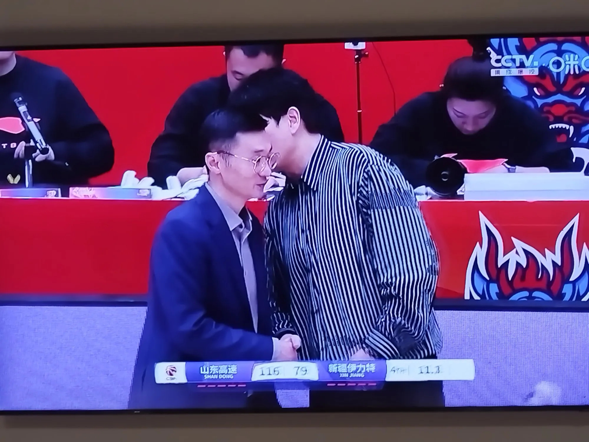 米兰体育登录入口-包含新疆队球迷聚集观战，共同见证球队的辉煌表现的词条