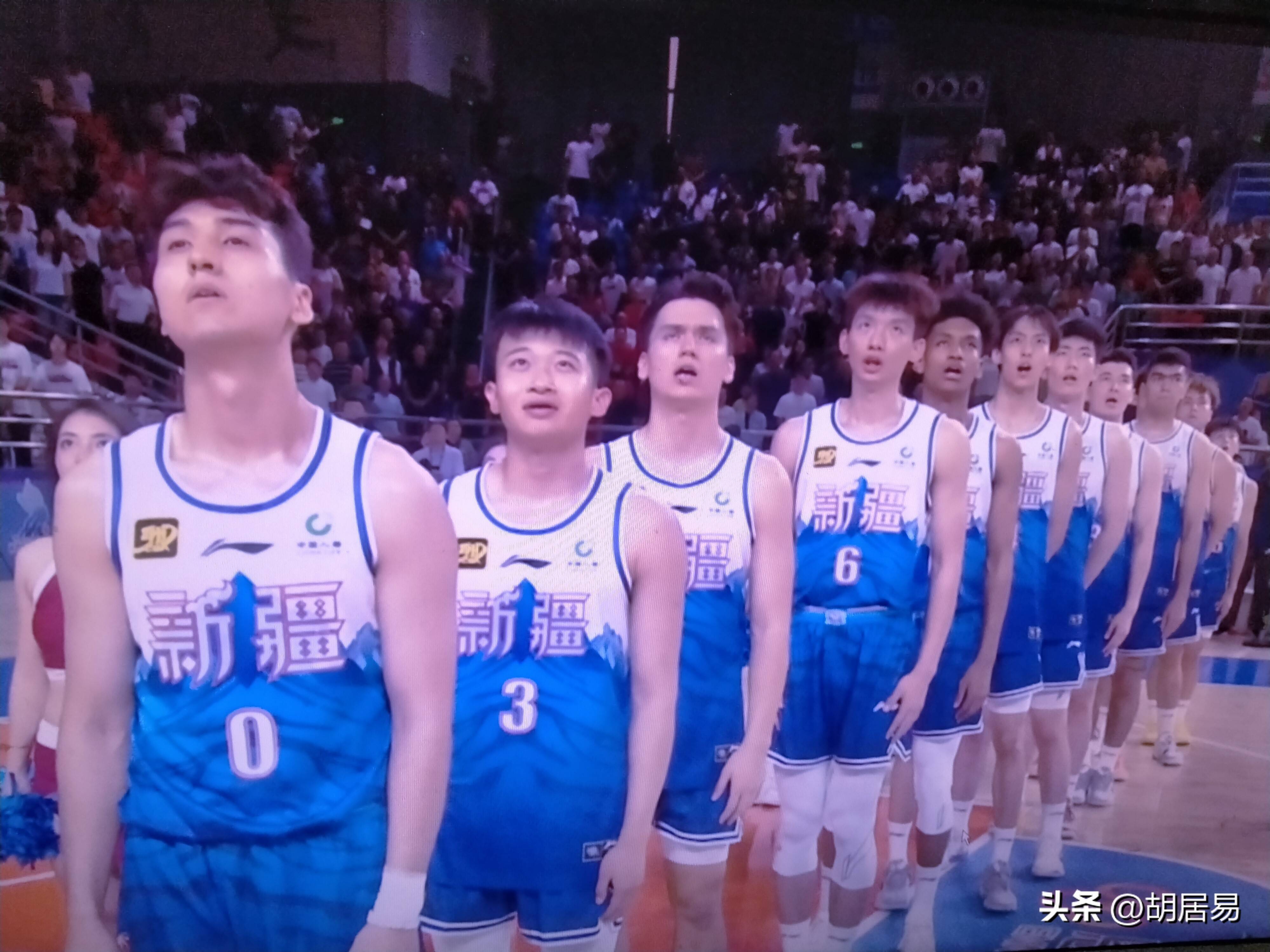 包含新疆队球迷聚集观战，共同见证球队的辉煌表现的词条