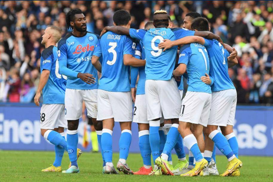 沙尔克04全面获胜，积分登顶